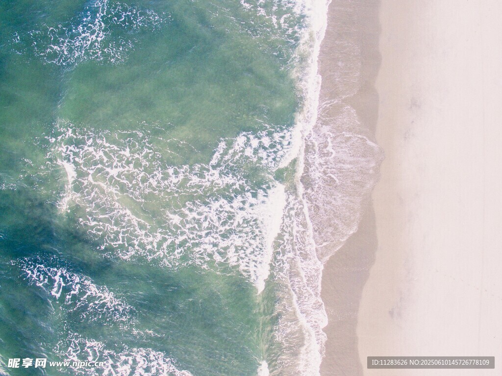 俯瞰海浪拍岸的美丽沙滩