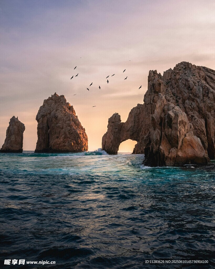 海上奇岩与飞翔群鸟