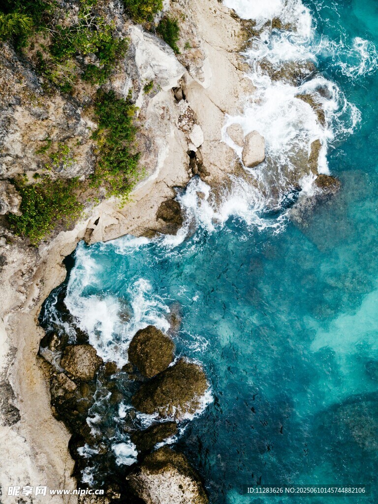 俯瞰碧海与嶙峋礁石