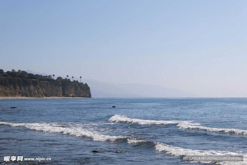 海浪拍岸
