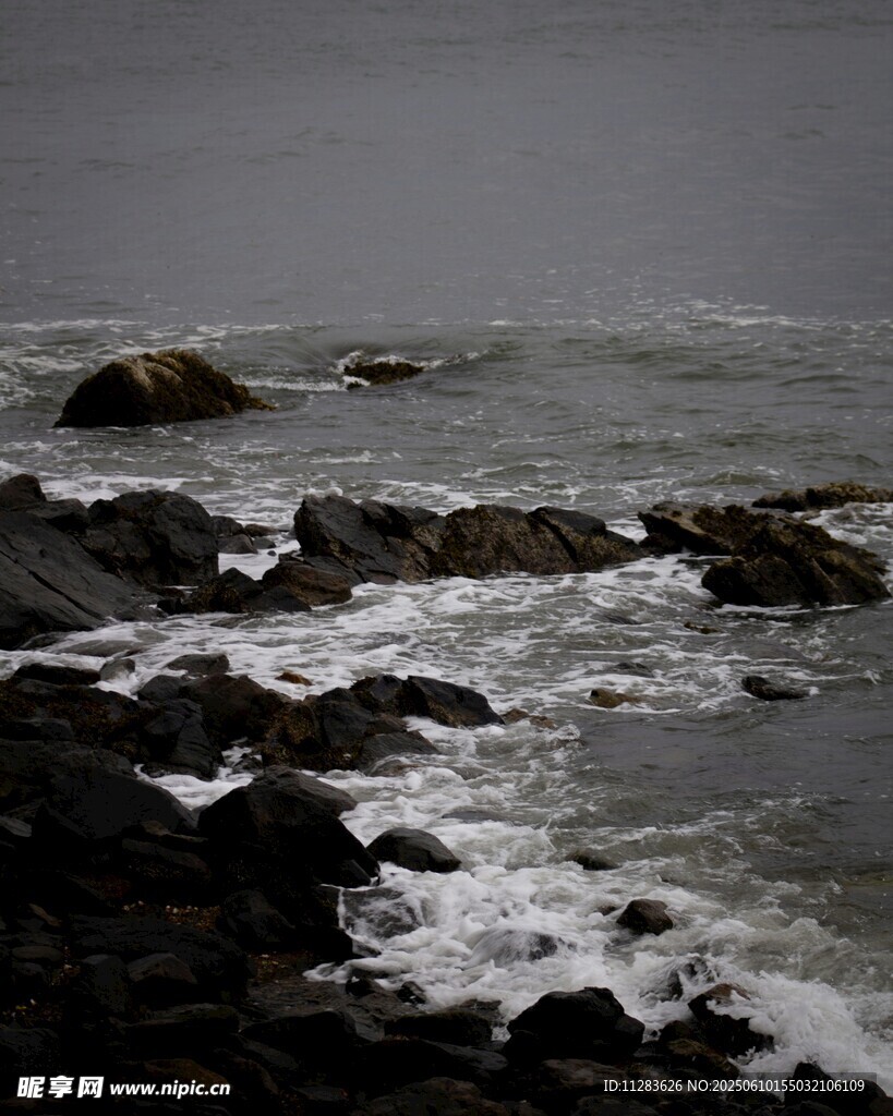 海边礁石与翻涌海浪