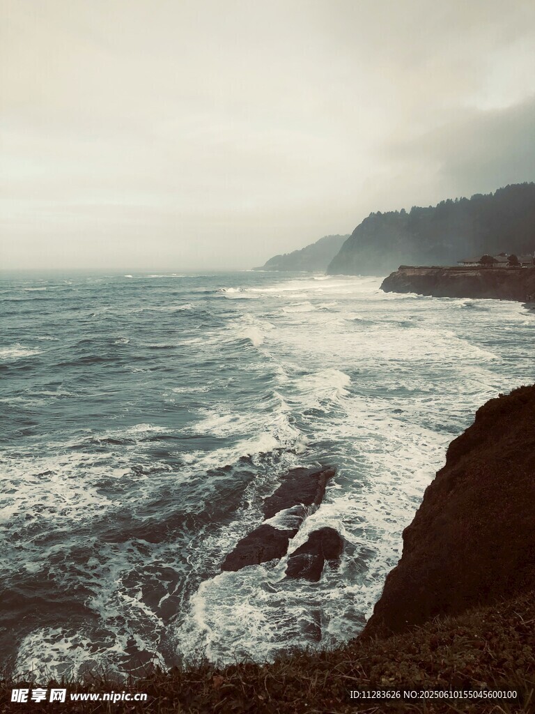 海边礁石与翻涌海浪