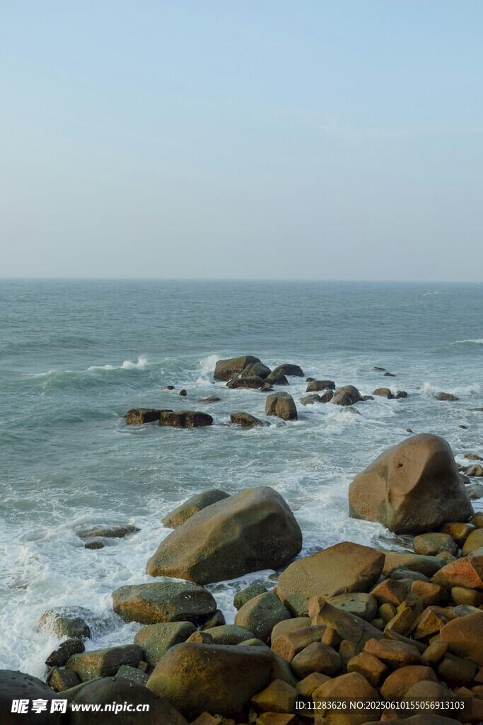 海边礁石与翻涌海浪