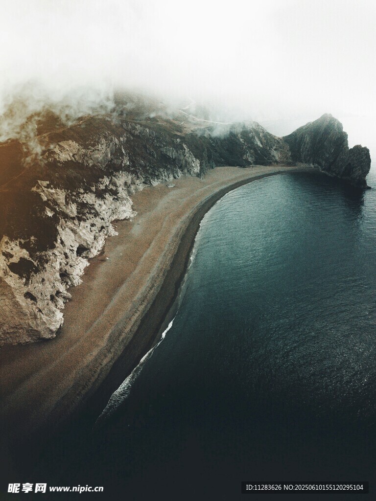 蜿蜒公路伴宁静水域