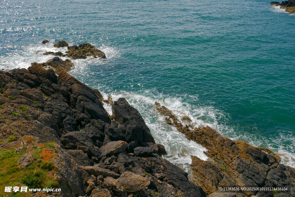 海岸礁石与翻涌海浪