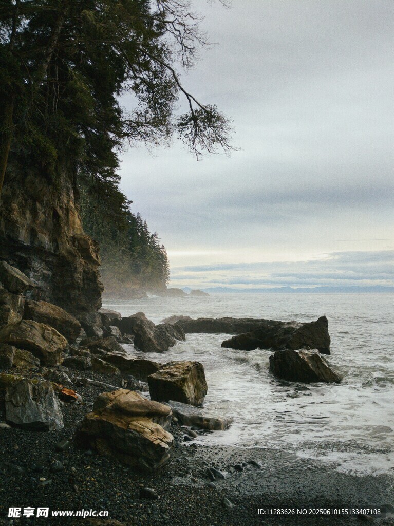 海岸边嶙峋礁石与海浪