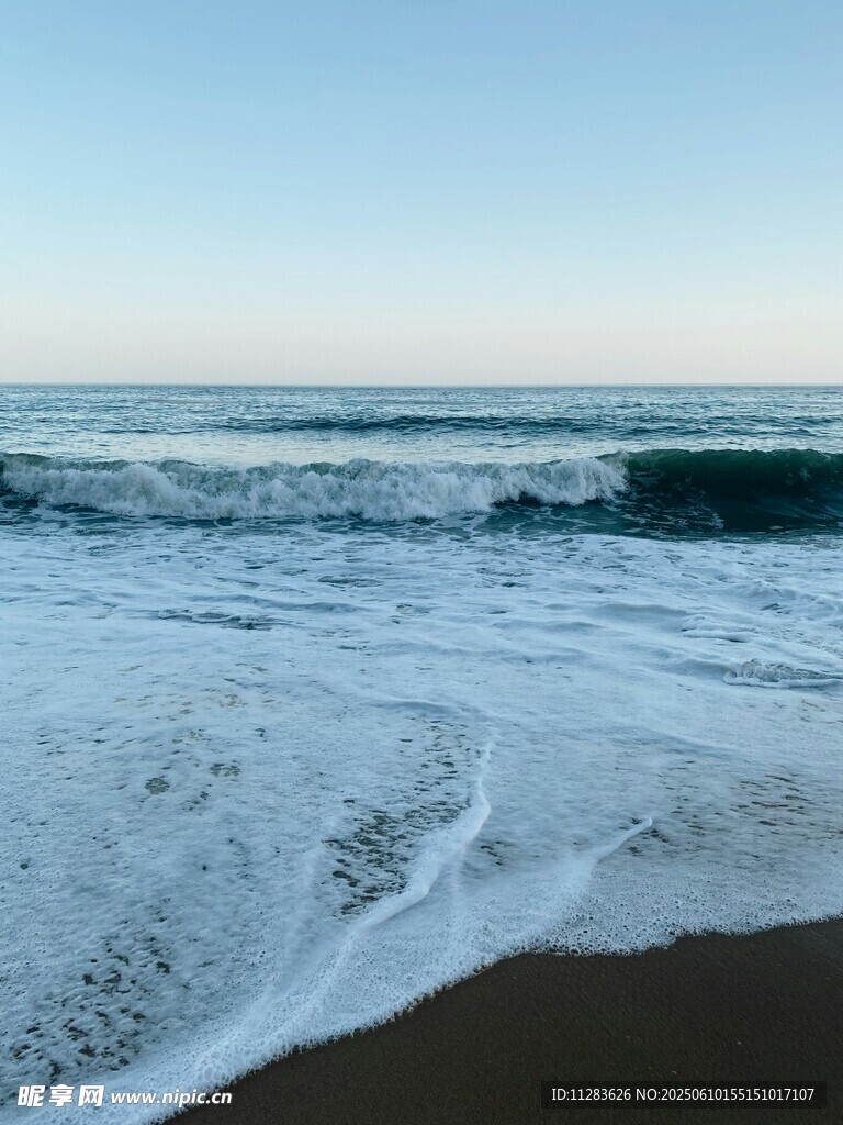 海浪拍打沙滩的美丽景象
