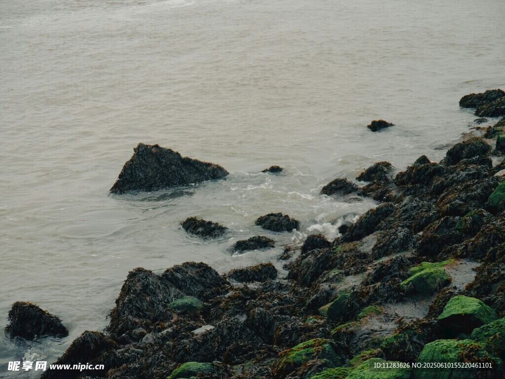 海边礁石景观