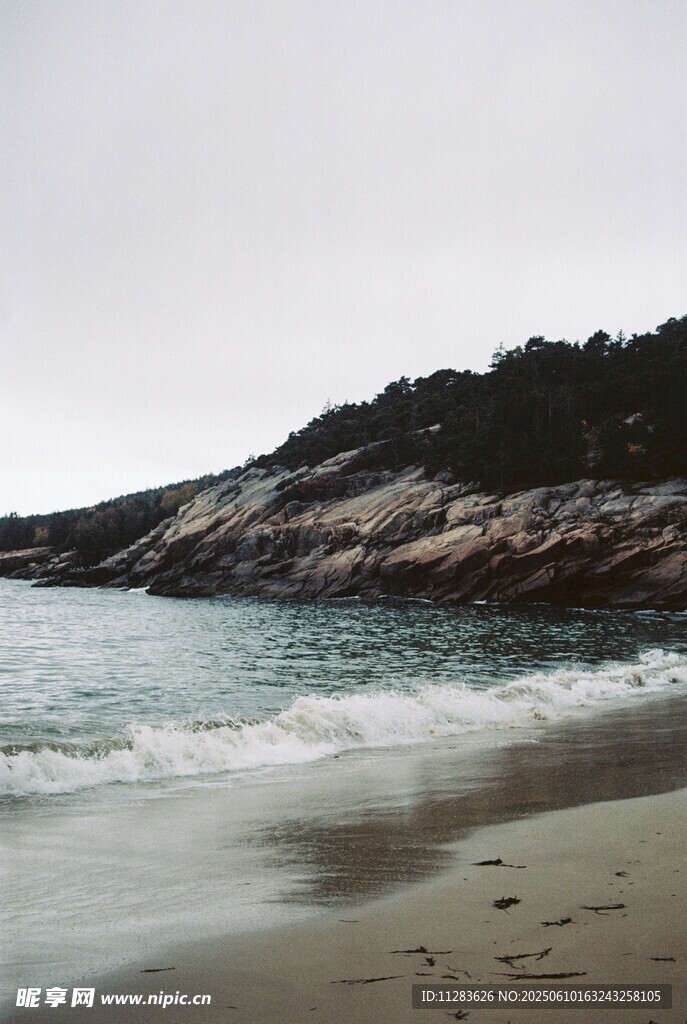 海边沙滩与远处山峦景色