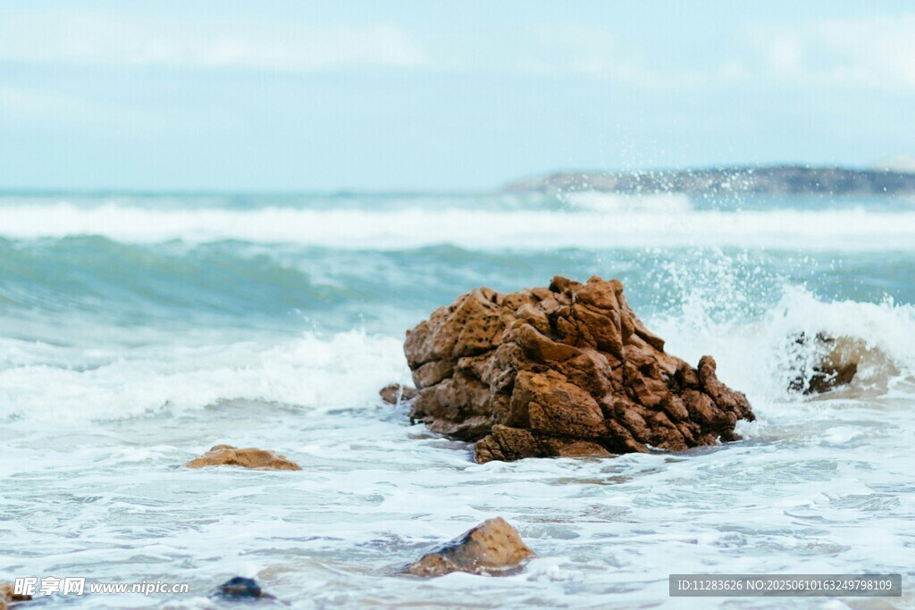 海浪拍击礁石的美丽景象