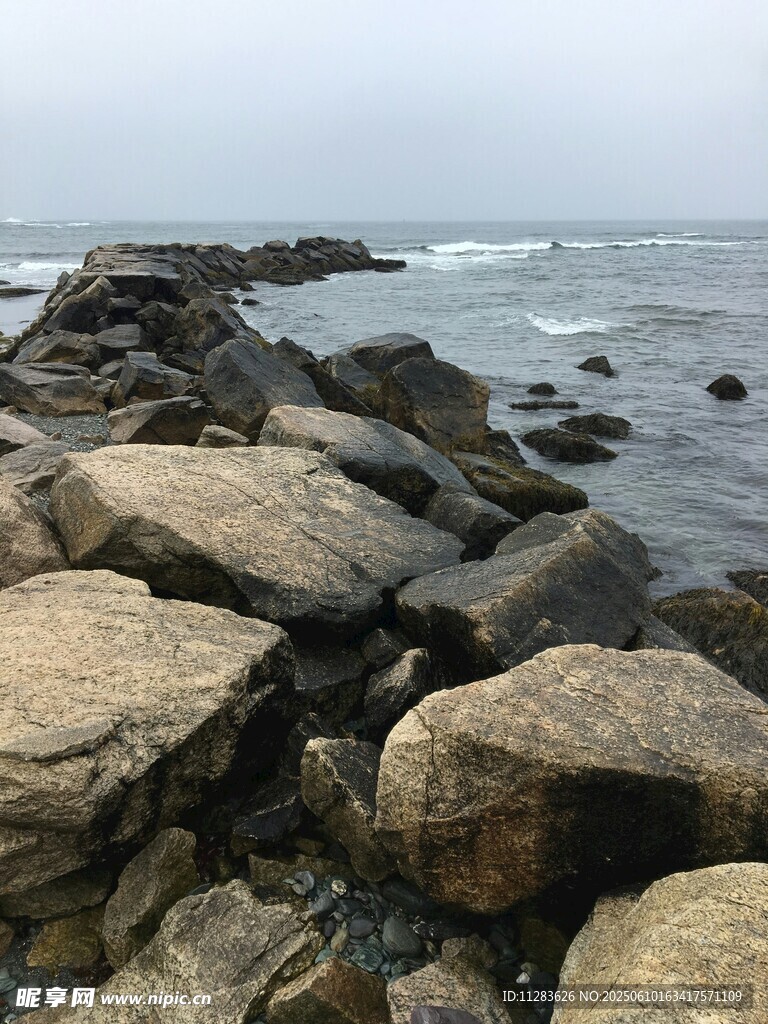 海边嶙峋礁石景观