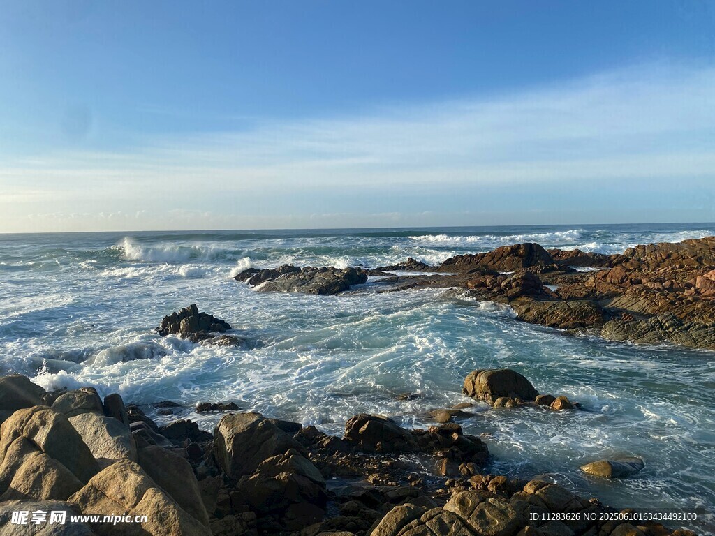 海边礁石与翻涌海浪