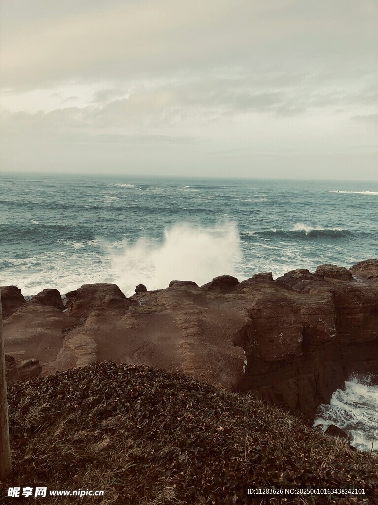 海边礁石与翻涌海浪