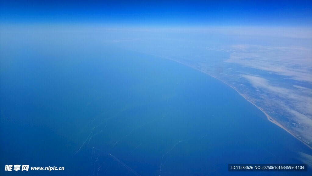 高空俯瞰蓝色海洋与陆地