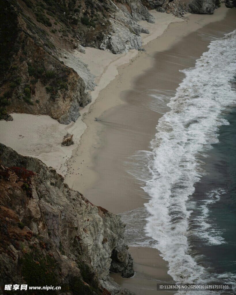 俯瞰海浪拍打沙滩美景