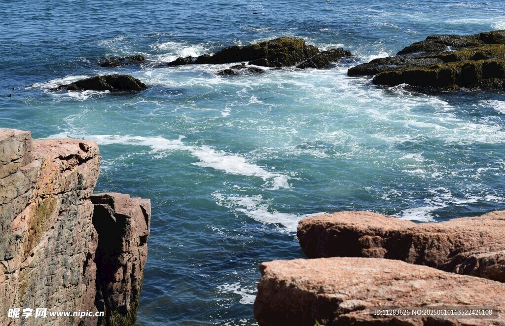 海边嶙峋礁石与翻涌海浪