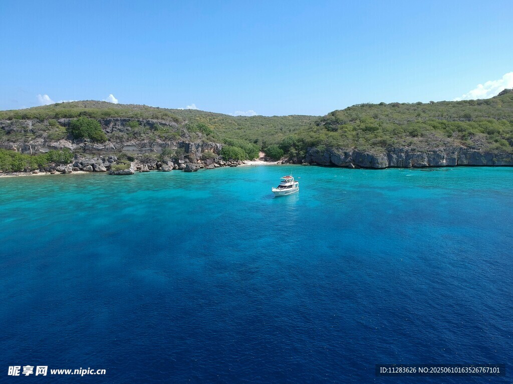 碧海蓝天中的海上小船