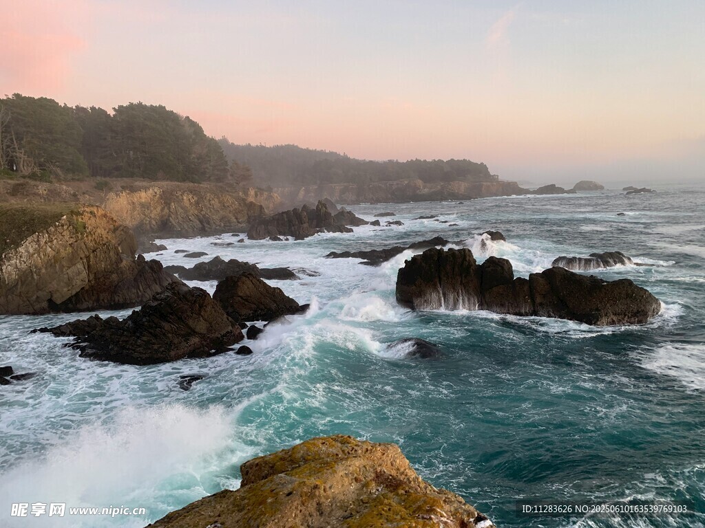 海岸边海浪拍打礁石美景