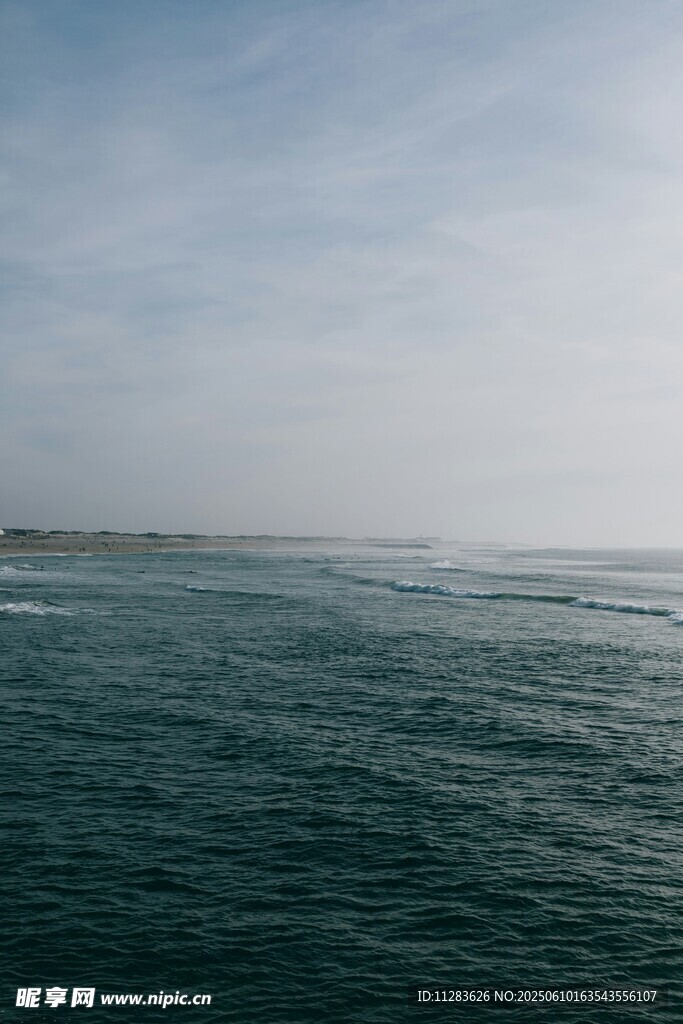 广阔海面与天际线景观