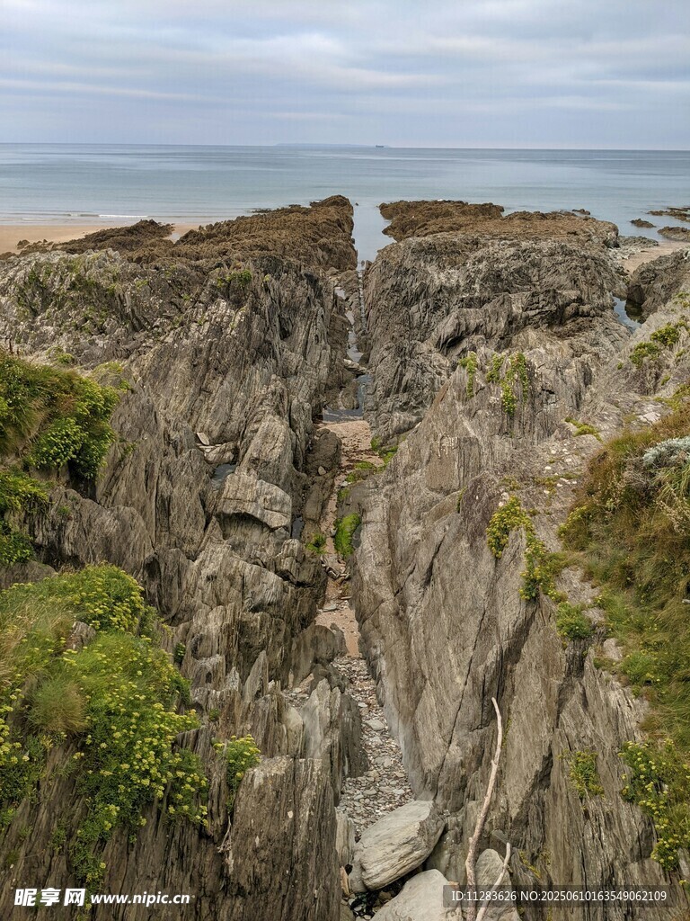 海岸嶙峋岩石景观