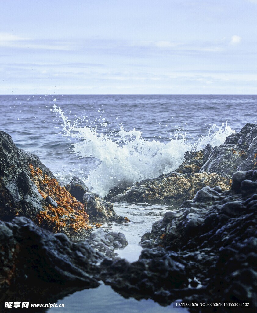 海浪拍打礁石的壮阔景象