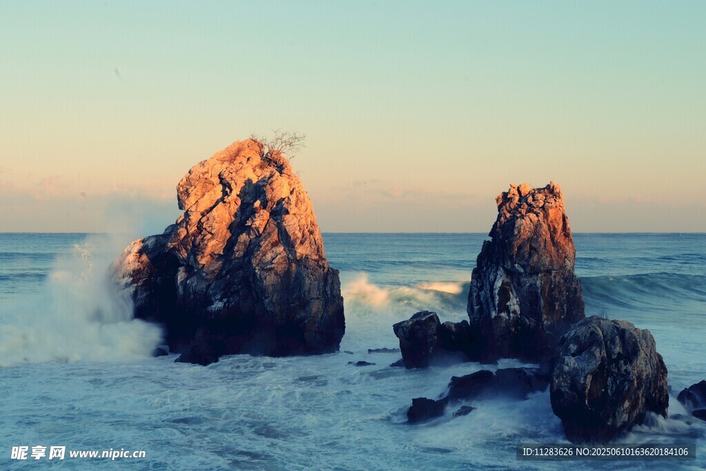 海边礁石迎击海浪美景