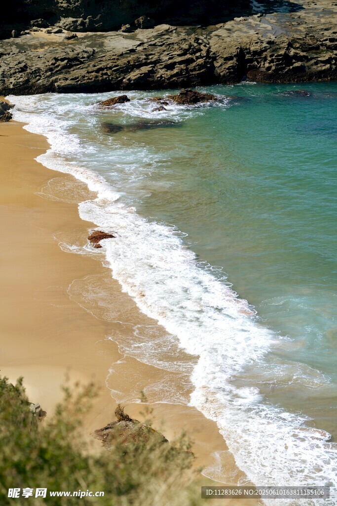 美丽海滨沙滩海浪景观