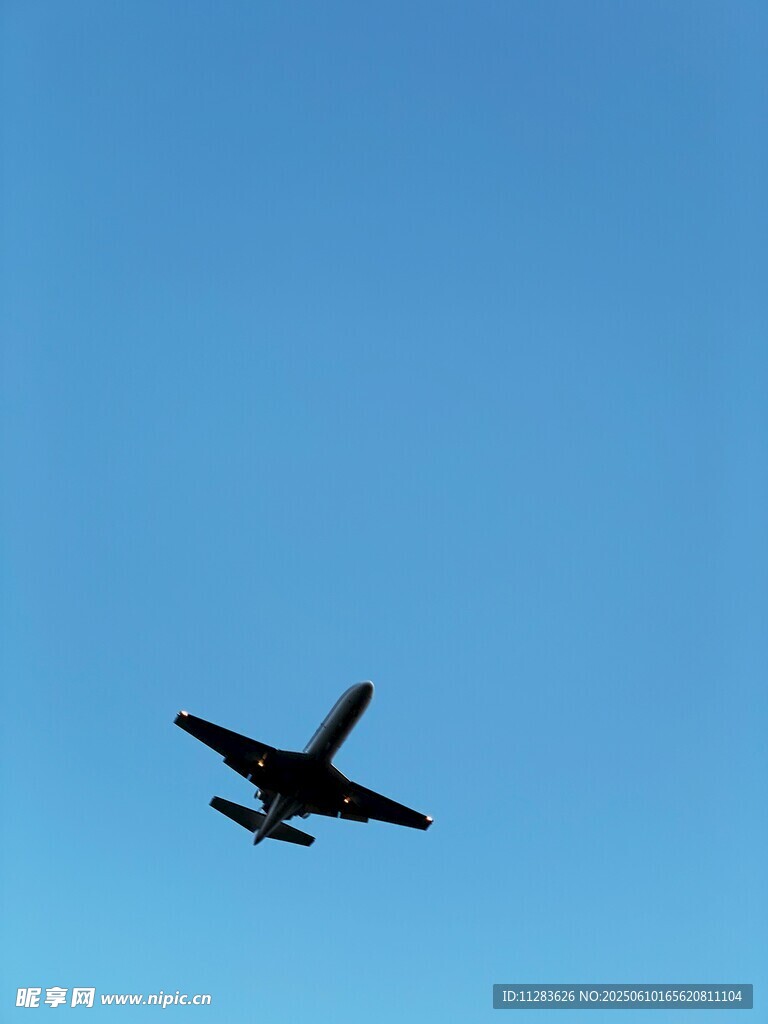 蓝天中飞行的小型飞机