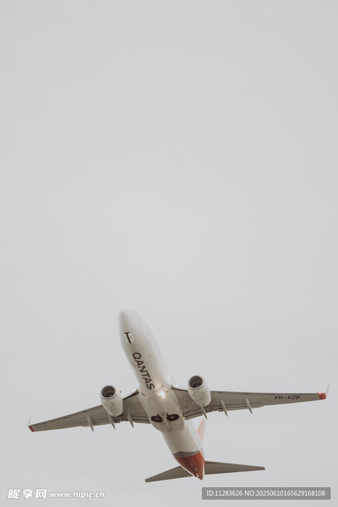 空中飞行的客机