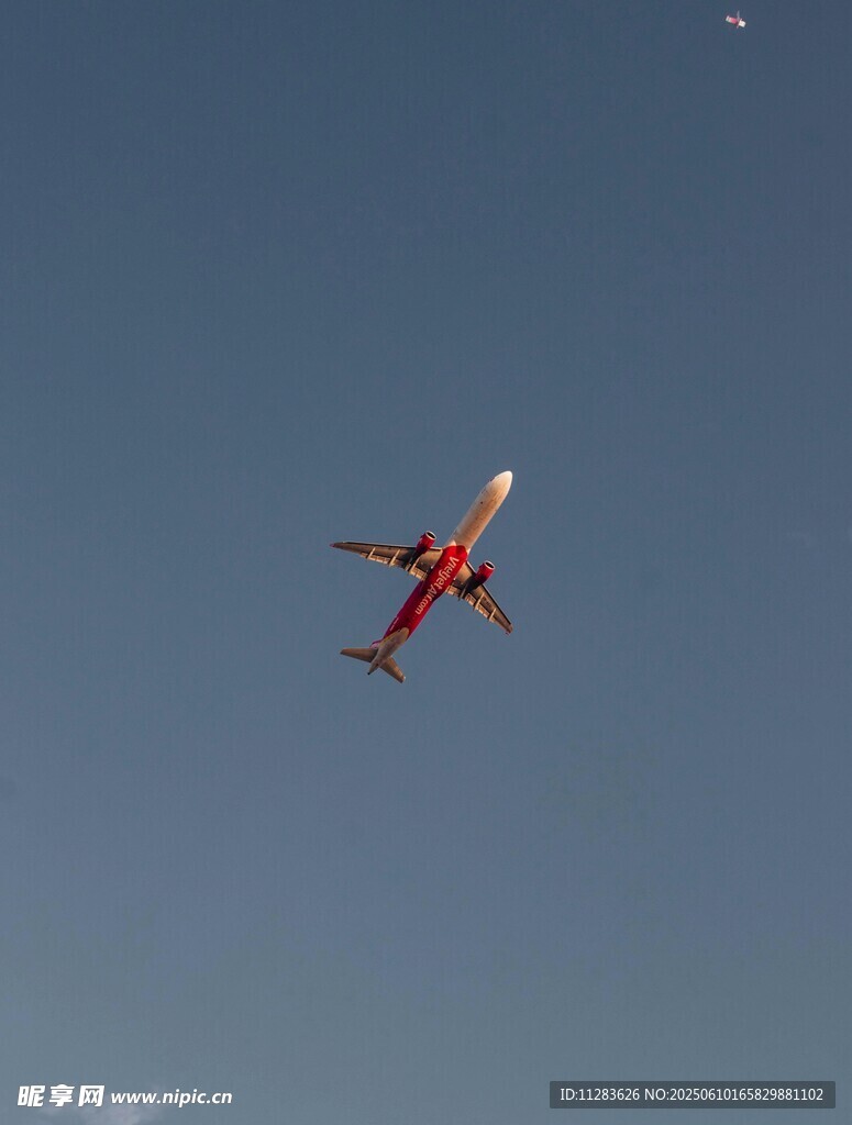 空中飞行的红色飞机