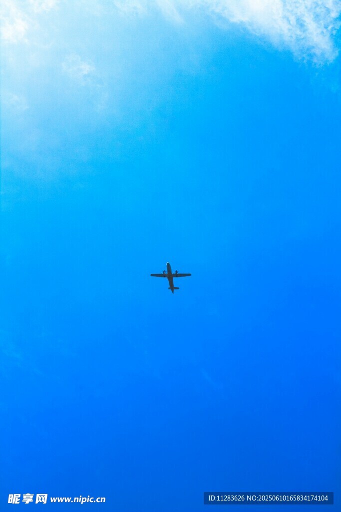 蓝天中翱翔的飞机