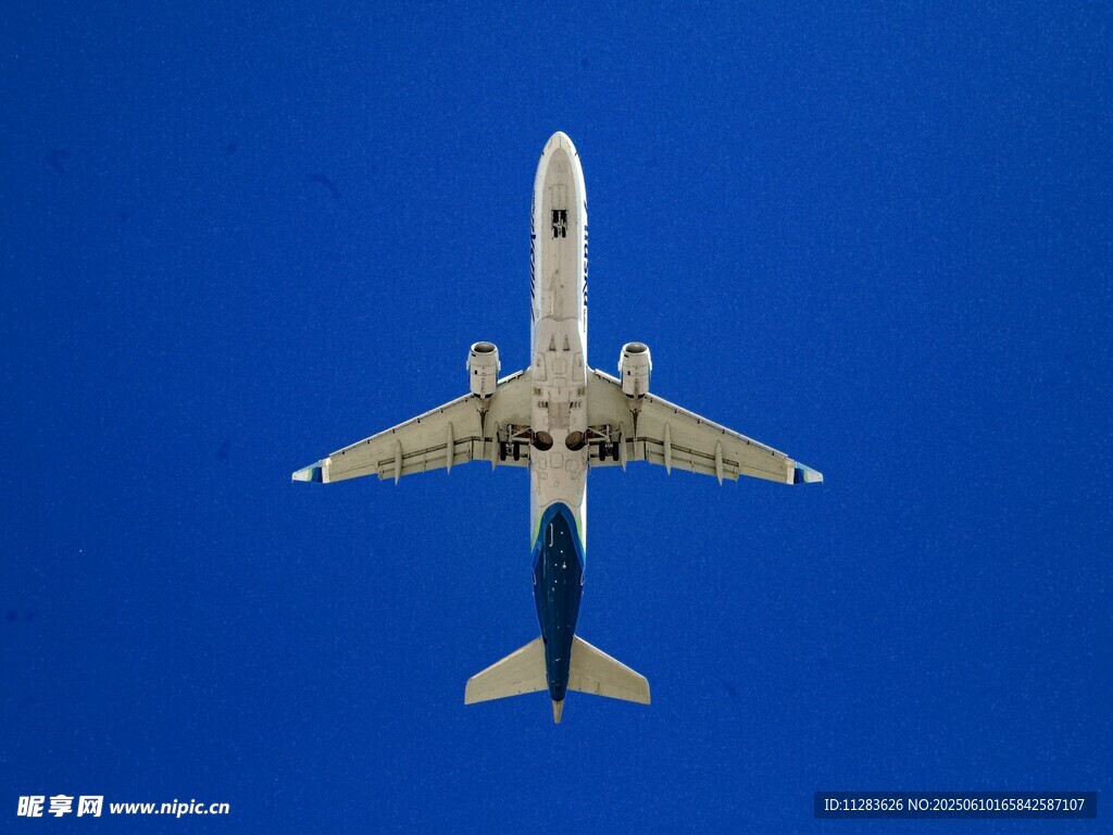 空中翱翔的民航客机