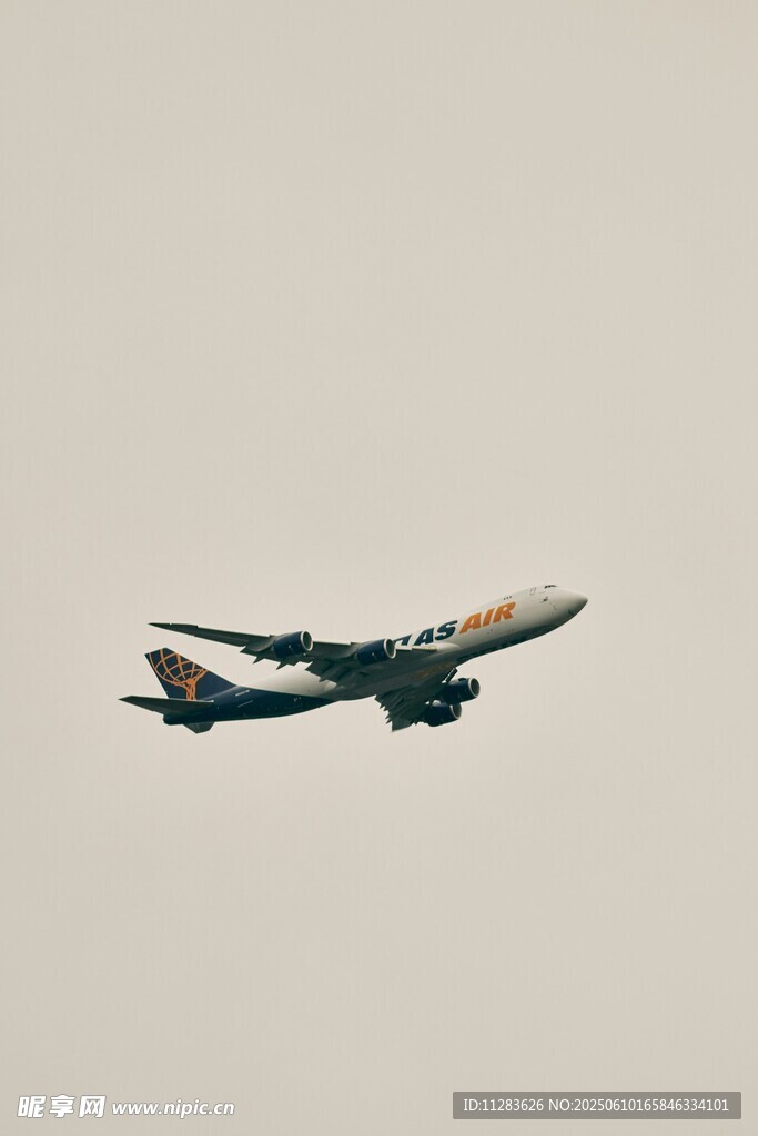 空中飞行的大型客机
