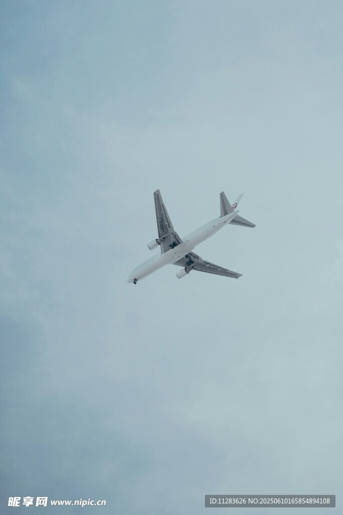 空中翱翔的民航客机