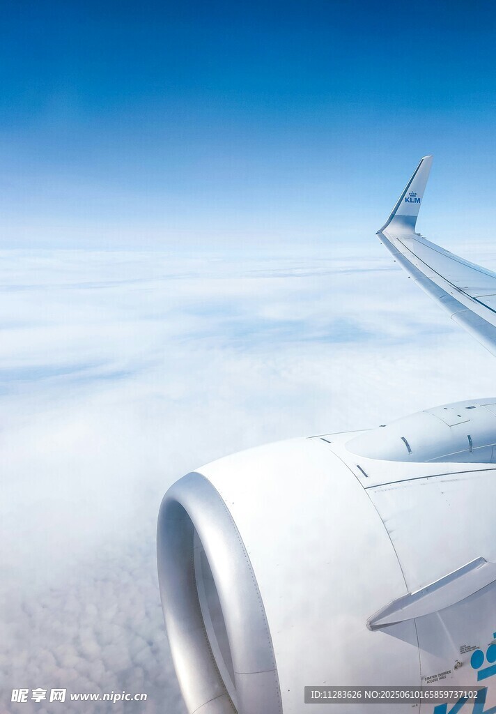 飞机机翼与引擎的高空景致
