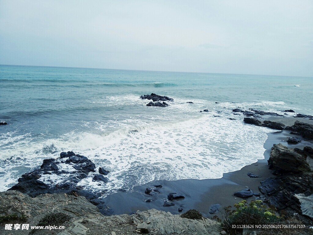 海边礁石与翻涌海浪