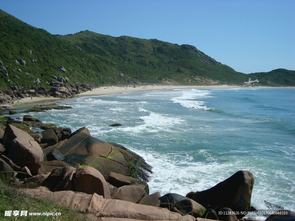 海岸边的礁石与海浪美景