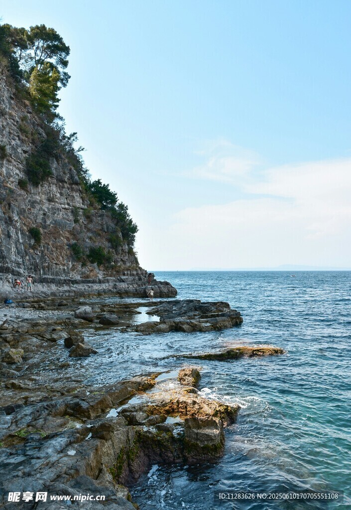 海岸边嶙峋礁石与碧海蓝天