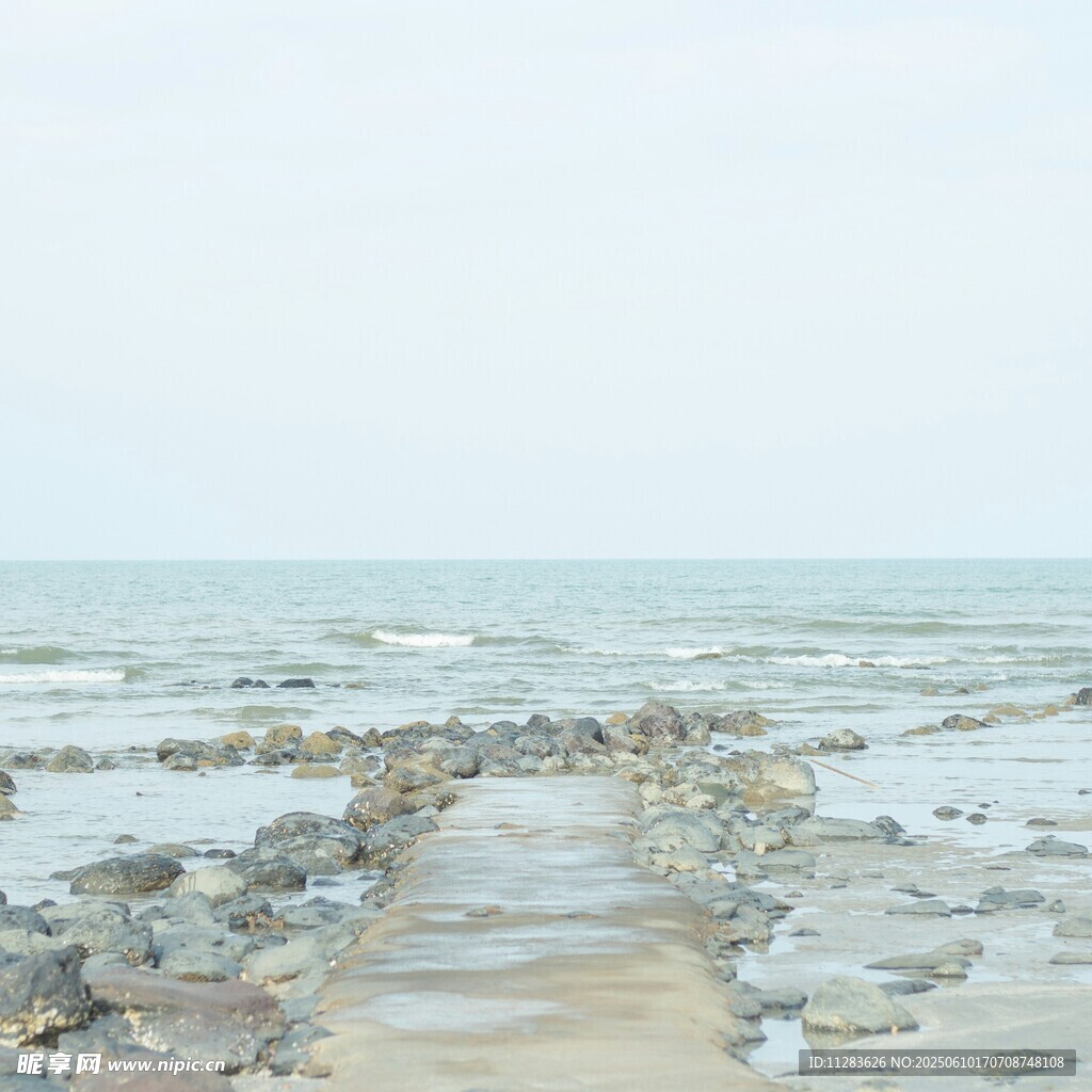 海边碎石铺就的宁静小径