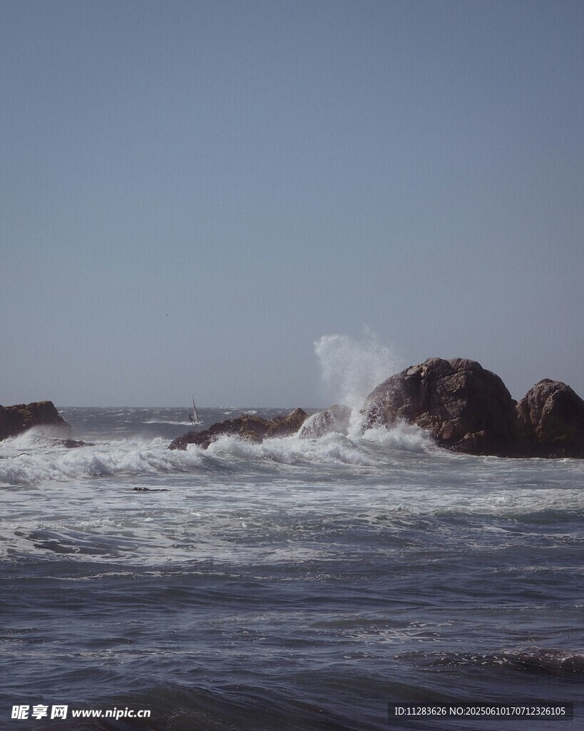海浪拍击礁石的壮阔景象
