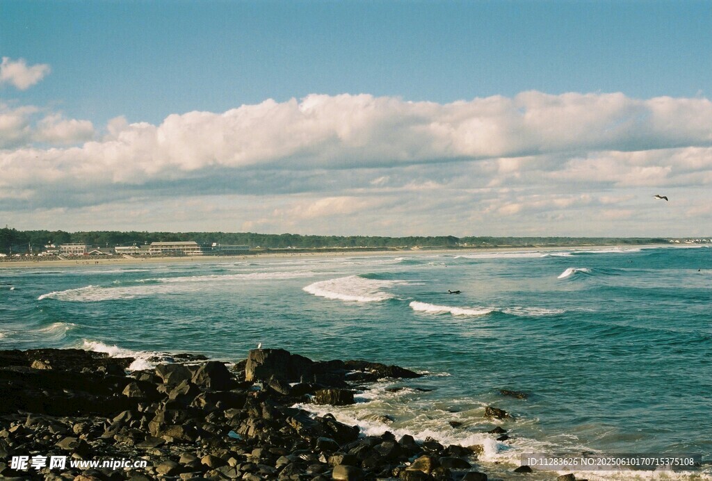 海浪拍岸岩石间