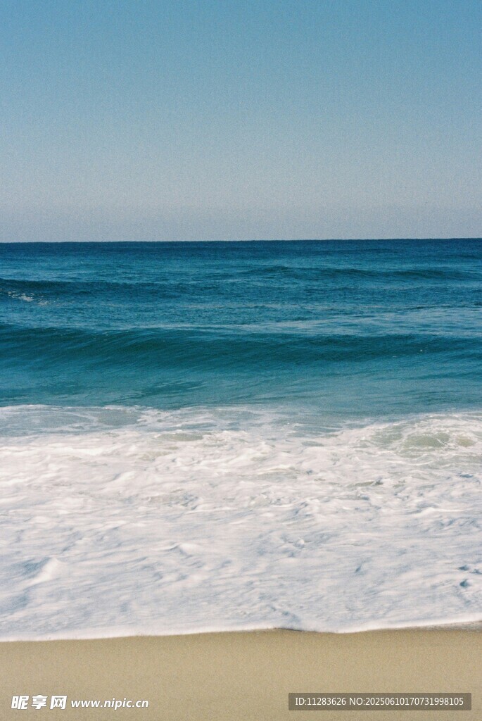 海浪轻拍沙滩的美丽景致