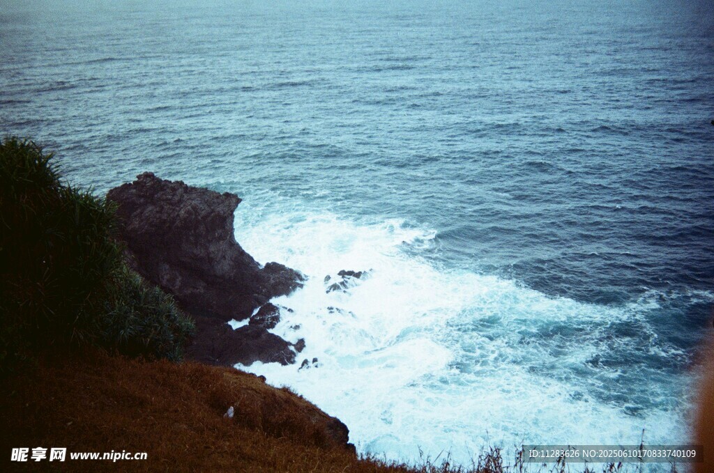 海岸边的海浪拍打礁石