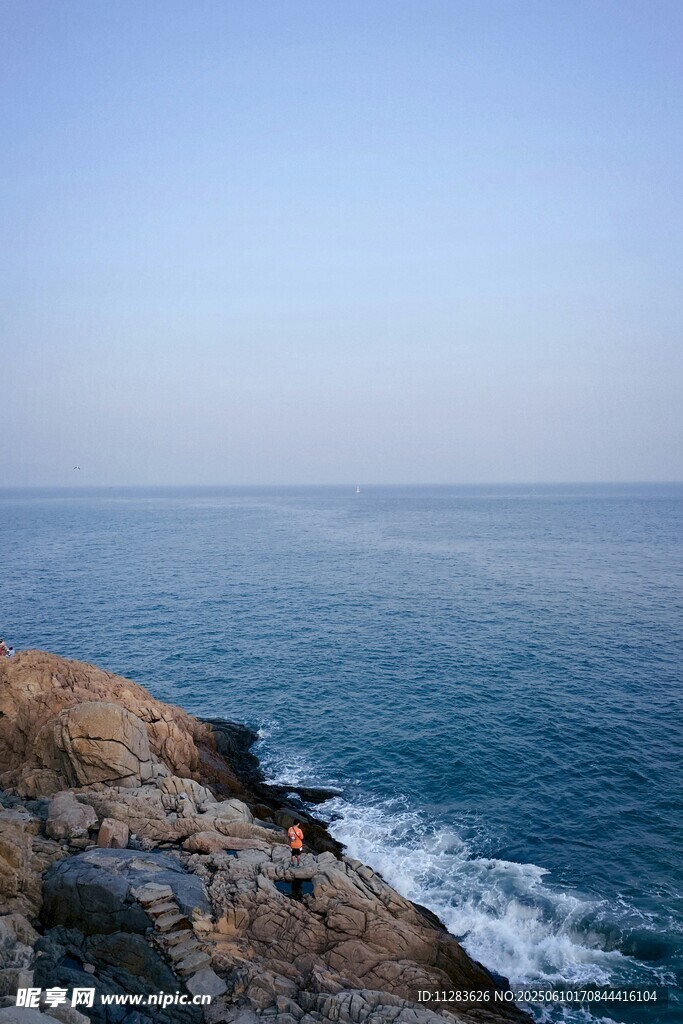 海边岩石上的静谧风景