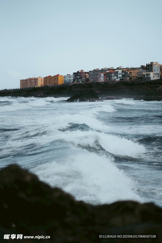 海边城市的海浪景观