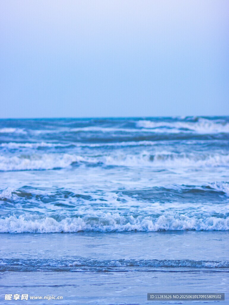 海浪翻涌的蓝色海洋