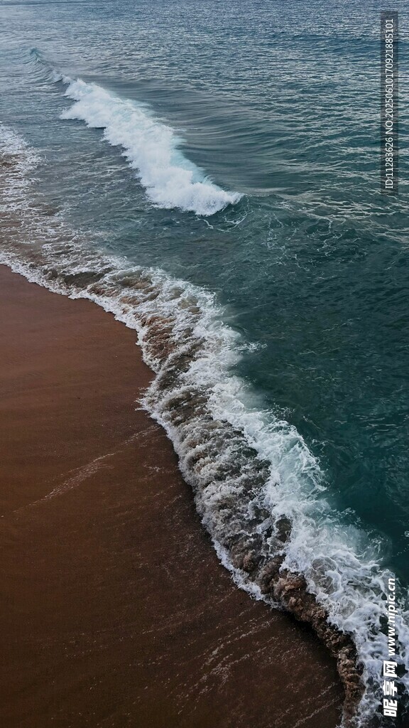 海浪轻拍沙滩的美丽景致