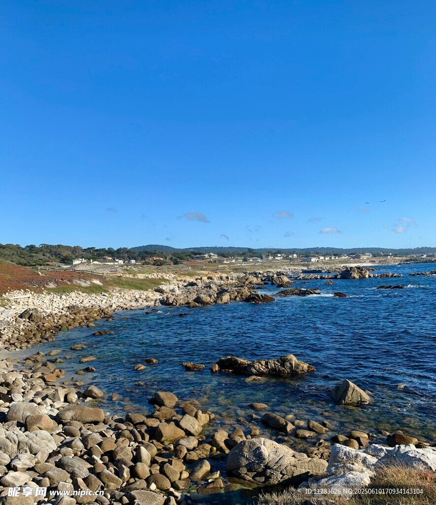 海边岩石与湛蓝海水景观