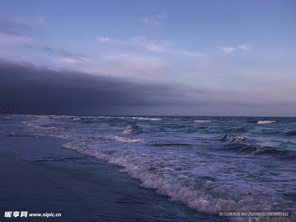 海边暮色下的海浪美景