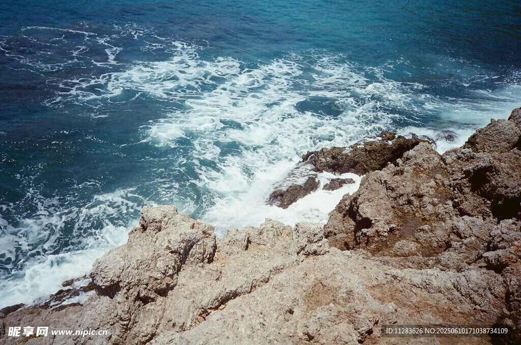 海边嶙峋岩石与翻涌海浪